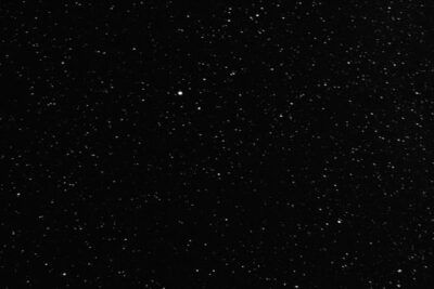 Cielo nocturno estrellado con una estrella prominente que representa tauro astrologia.