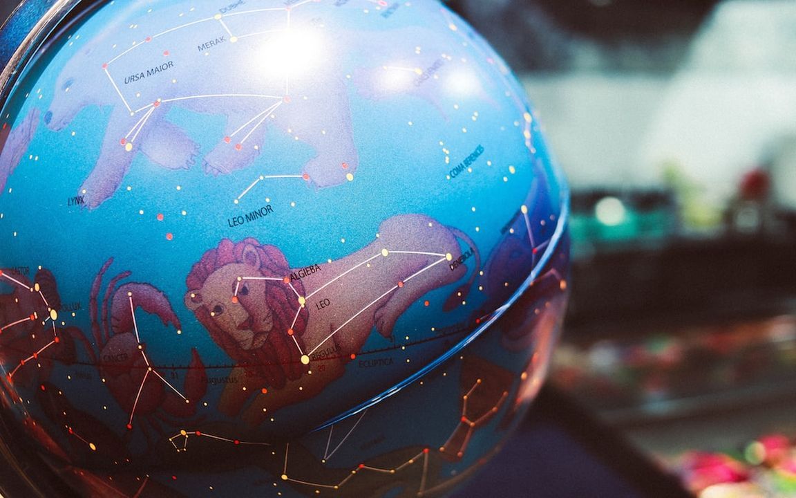 Globo celeste ilustrado con constelaciones y figuras zodiacales que representan los signos del zodiaco en la personalidad.