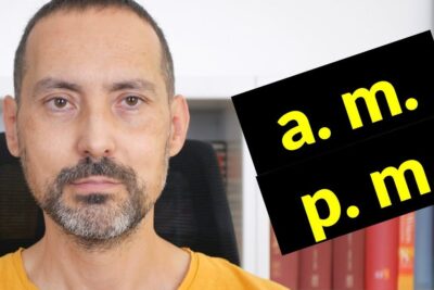 Retrato de un hombre frente a cámara junto a rótulos negros con texto amarillo a. m. y p. m., que significa am y pm todo lo que necesitas saber