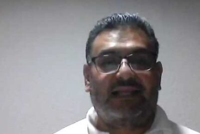 Hombre con gafas y barba en fondo liso, retrato informal que significa nif todo lo que debes saber sobre este importante termino