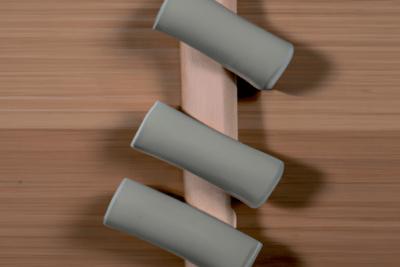 Imagen minimalista de tres cilindros sobre madera que significa que un bizum ha caducado como metáfora visual