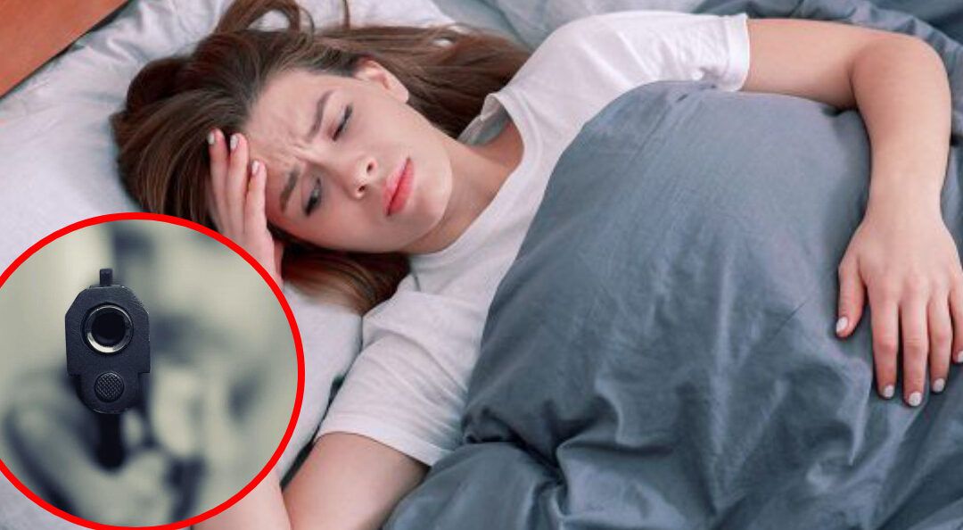 Mujer en la cama con expresión angustiada y una vista de cañón de pistola en un círculo, que significa sonar con alguien constantemente descubre aqui que pasa cuando suenas con una persona mucho