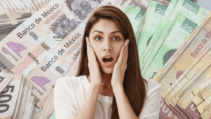 Mujer sorprendida frente a billetes mexicanos que significa sonar con encontrar dinero en la calle