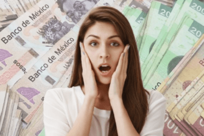 Mujer sorprendida frente a billetes mexicanos que significa sonar con encontrar dinero en la calle
