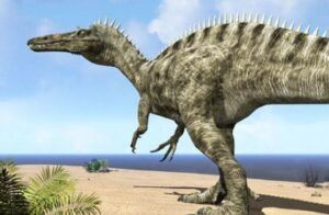 Dinosaurio bípedo caminando por una playa arenosa con el mar al fondo, imagen evocadora que incluye la frase que significa sonar con estar desnudo en publico