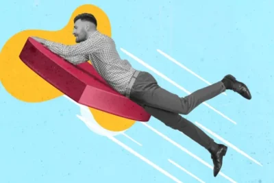 Hombre en traje sujetando una flecha roja y volando sobre un fondo azul que significa sonar con volar descubre su significado y simbolismo