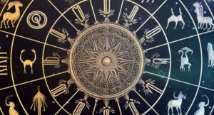 Rueda zodiacal dorada sobre fondo oscuro mostrando símbolos astrológicos y que simboliza el cancer en la astrologia.
