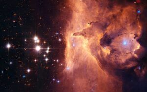 Nebulosa anaranjada con nubes de gas y estrellas brillantes que simboliza escorpio zodiaco significado caracteristicas en un cielo profundo