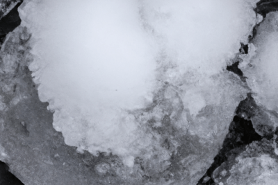 Formaciones de hielo y nieve sobre roca que sugiere que sucede si algo esta congelado y caducado averigualo aqui