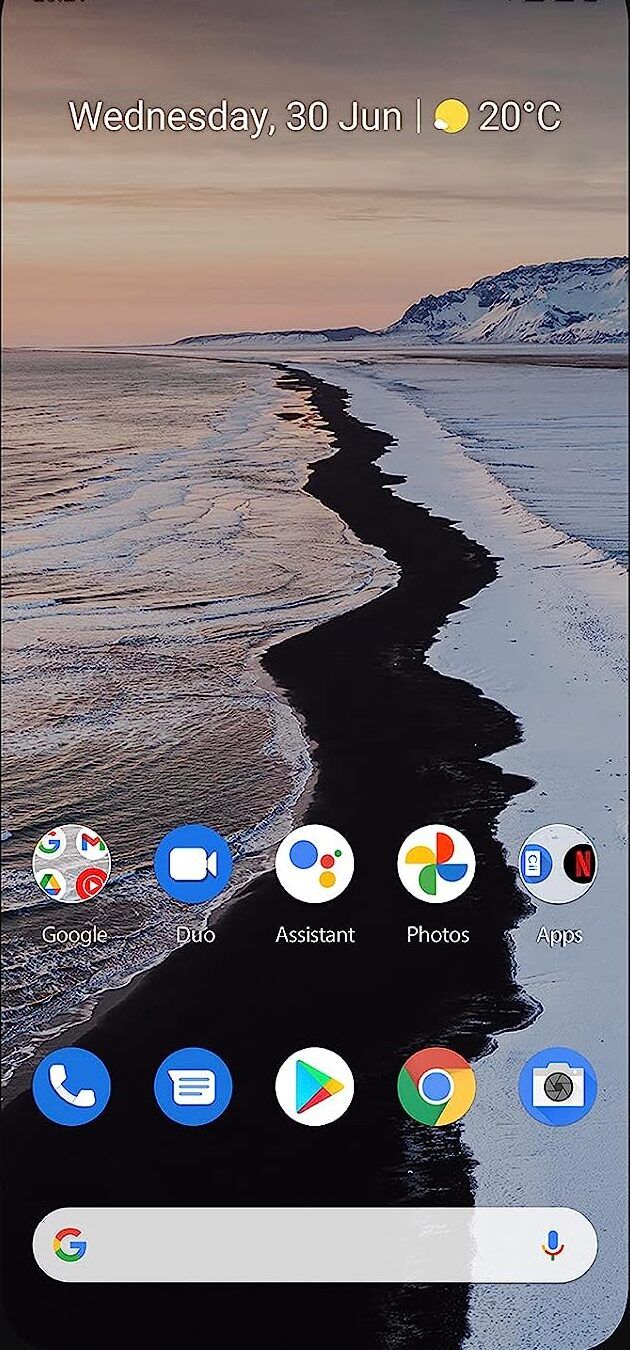 Pantalla de inicio de teléfono con fondo de playa de arena negra y nieve, barra de búsqueda superior y fila de iconos de apps; que sucede si conectas los dos polos de una bateria original descubre las consecuencias aqui