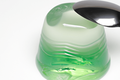 Gelatina verde brillante en una porción con cuchara, que sucede si consumes gelatina dgari caducada.