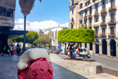 Cono de helado gigante en una plaza urbana que ilustra que sucede si consumes helado caducado consecuencias y precauciones