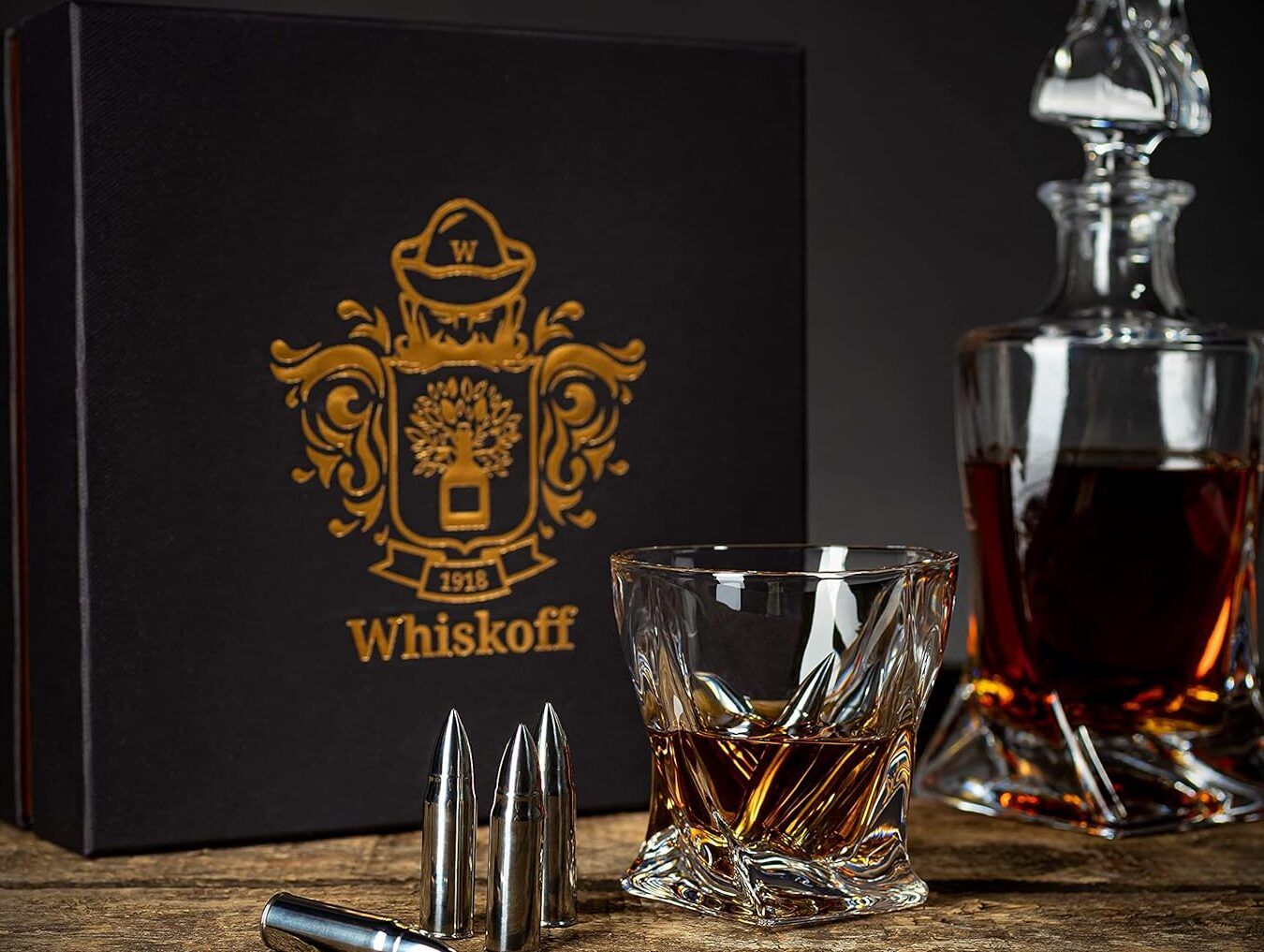 Copa y decantador de whisky sobre madera y estuche elegante que sucede si el whisky se congela descubre las consecuencias aqui