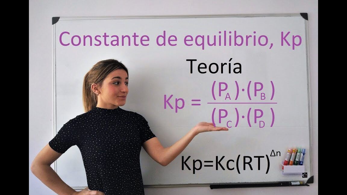 Mujer señalando pizarra con fórmulas de constante de equilibrio Kp y la relación Kp=Kc(RT)^Δn que plantea que sucede si kc es igual a kp bar descubre la respuesta aqui