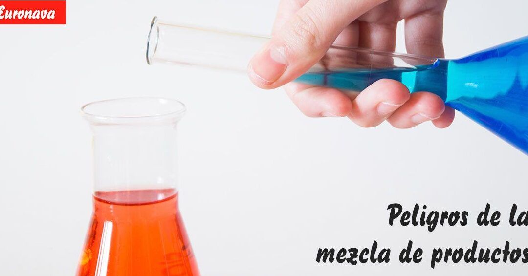 Mano vertiendo líquido azul en un matraz con líquido rojo que muestra que sucede si mezclas lejia amoniaco y agua descubre la peligrosa reaccion quimica