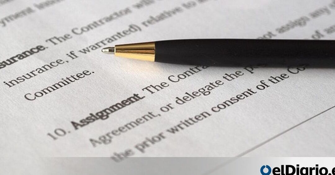 Documento contractual con bolígrafo que ilustra que sucede si muere uno de los titulares de una cuenta bancaria descubre las consecuencias legales