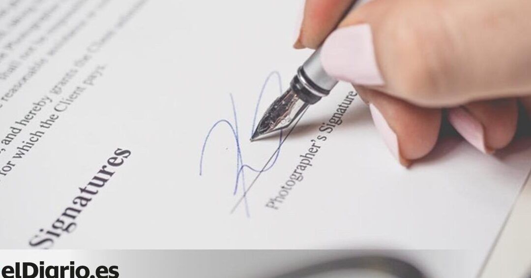 Mano con pluma firmando un documento que ilustra que sucede si un trabajador se niega a firmar la carta de despido