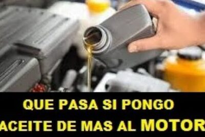 Mano vertiendo aceite en el motor de un coche con un mensaje que pregunta qué pasa si queda aceite de más.