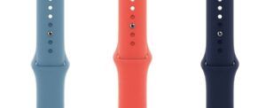 Tres correas de Apple Watch en silicona (azul, coral y azul marino) mostrando conectores y agujeros para quitar correa apple watch sin danarlo guia segura y sencilla