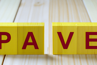 Bloques amarillos con letras rojas sobre una superficie de madera, se me ha caducado la clave permanente que debo hacer