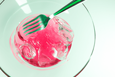 Plato de cristal con gelatina rosa y tenedor, pregunta evidente: se puede preparar una gelatina caducada