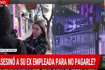 Reportera entrevista en la calle a persona con capucha junto a pantalla de cámara de seguridad si denunciante 1