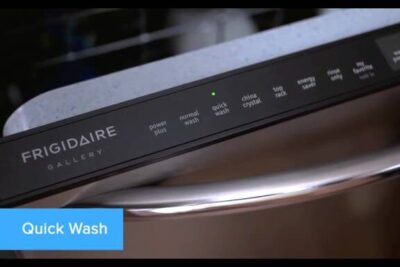 Panel frontal de lavavajillas Frigidaire con indicador Quick Wash si lavavajillas.
