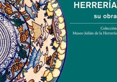 Plato cerámico decorado con motivos marinos junto a un cartel verde de exposición significado de hacer oidos sordos descubre su interpretacion 1