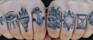 Tatuajes en los nudillos con ojo, antorcha, ancla, barco, estrella punteada y reloj de arena — significado de un tatuaje de abeja descubre su simbolismo 1