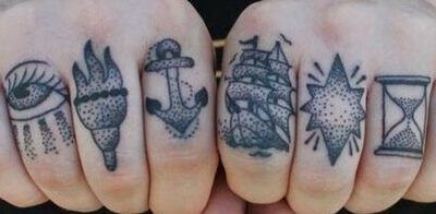 Tatuajes en los nudillos con ojo, antorcha, ancla, barco, estrella punteada y reloj de arena — significado de un tatuaje de abeja descubre su simbolismo 1