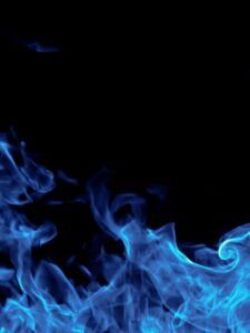 Llamas azules intensas sobre fondo negro que transmiten el significado del azul marino oscuro descubre todo sobre este tono.