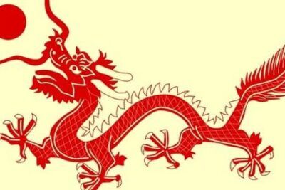 Dragón chino rojo estilizado junto a un sol rojo sobre fondo crema, imagen que evoca tradición, poder y protección, significado del numero 34 descubre su simbolismo y significado