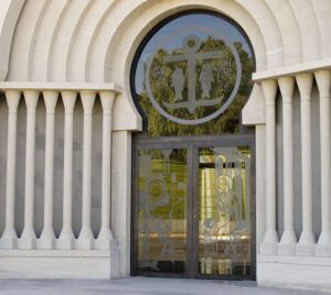 Fachada arqueada con puerta de vidrio y un ancla grabada en la ventana superior, significado del simbolo del ancla historia y mas 43 caracteres 1