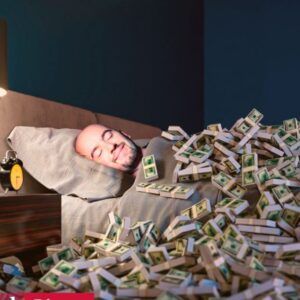 Hombre dormido sonriente en una cama, cubierto por fajos de billetes, significado del sueno ser perseguido por una figura oscura 1