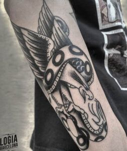 Tatuaje en el antebrazo de águila atacando a una serpiente, significado del tatuaje de aguila todo sobre simbolismo y mas