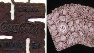 Placa metálica oxidada con logo Coca‑Cola junto a cartas ornamentales con patrón floral y una esvástica central, imagen relacionada con significado del tatuaje de cruz de malta historia y simbolismo