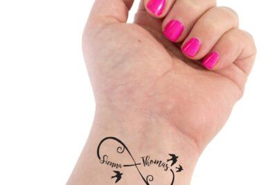 Tatuaje infinito en muñeca con aves y nombres, significado del tatuaje de infinito en el pie todo lo que debes saber 1