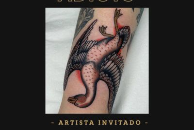Cartel promocional con tatuaje en antebrazo de una criatura alada y detalles de sombreado, significado del tatuaje de pez koi todo lo que necesitas saber