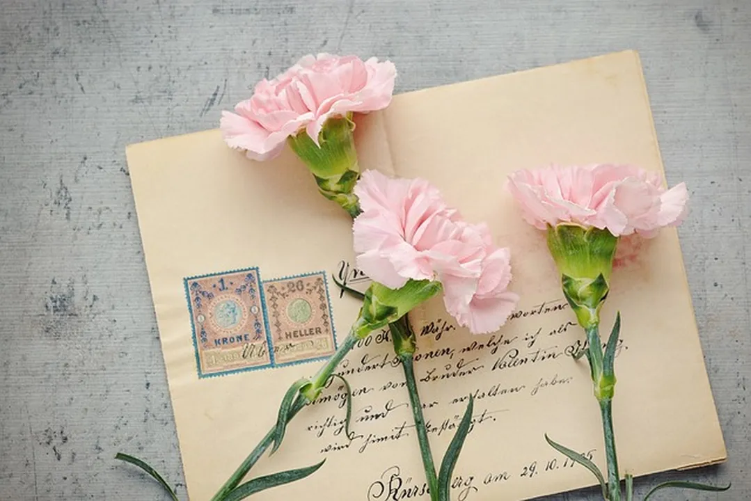 Un tatuaje de rosa en la mano, simbolizando amor, belleza y delicadeza. Una imagen de una mano con una rosa tatuada en ella 