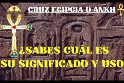 Ankh dorado sobre jeroglíficos con texto en español preguntando por el significado y simbolismo de un tatuaje de cruz egipcia 1.