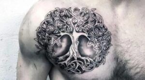 Tatuaje circular de árbol celta en el pecho con nudos intrincados y sombreado en blanco y negro, significado y simbolismo del tatuaje de cruz en la espalda guia