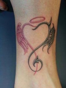 Simbolismo de un tatuaje de angel en el tobillo significado y poder 1 en un diseño de corazón alado bicolor con ala rosada, ala oscura y halo