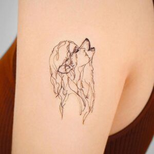 Tatuaje minimalista de mujer y lobo entrelazados simbolismo de un tatuaje de ave fenix significado y poder 1