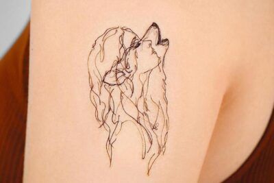 Tatuaje minimalista de mujer y lobo entrelazados simbolismo de un tatuaje de ave fenix significado y poder 1