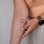 Simbolismo y significado de un tatuaje de luna y estrella en el hombro