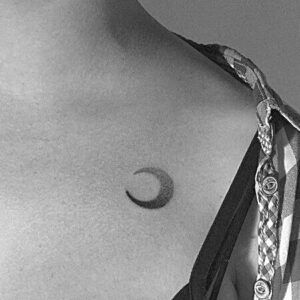 Tatuaje de luna creciente negro sobre la clavícula, simbolismo y significado de un tatuaje de luna y estrella en la muneca