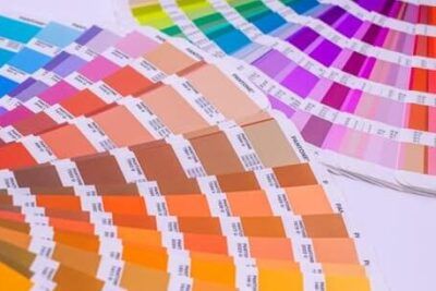 Abanico de muestras y cartas de color que ilustra el simbolismo y usos del color berenjena en diseno junto a combinaciones cromáticas