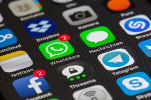 Pantalla de smartphone con iconos de mensajería y el icono de WhatsApp con notificación, ideal para soluciona los problemas comunes de whatsapp web facilmente.