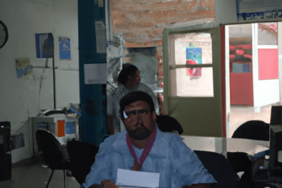 Persona sentada en oficina con documentos, su certificado ha caducado debe tramitar uno nuevo en el sat