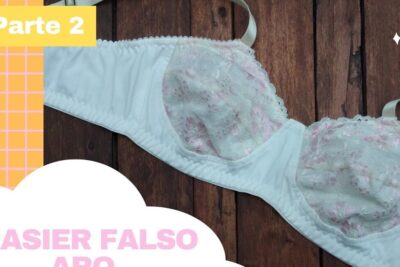 Sujetador falso de encaje blanco con flores rosadas sobre fondo de madera